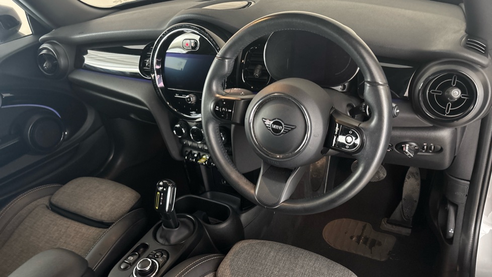 MINI HATCHBACK Image 9