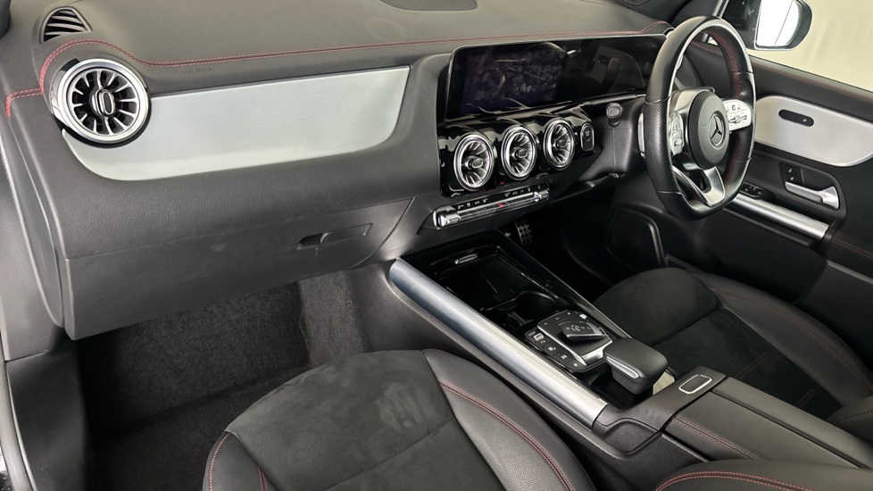 MERCEDES EQA Image 10