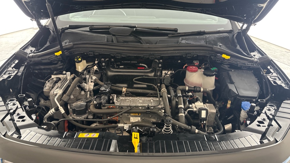 MERCEDES EQA Image 16