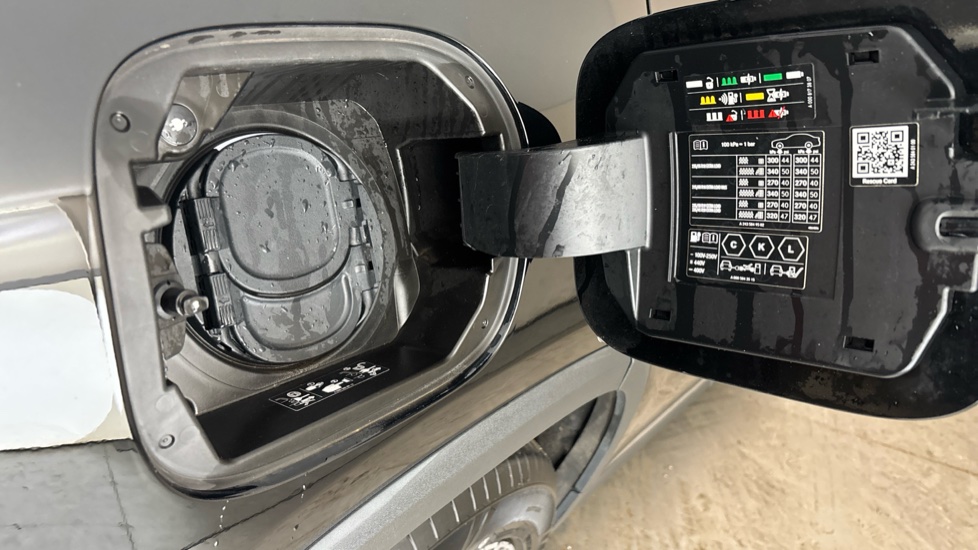 MERCEDES EQA Image 21