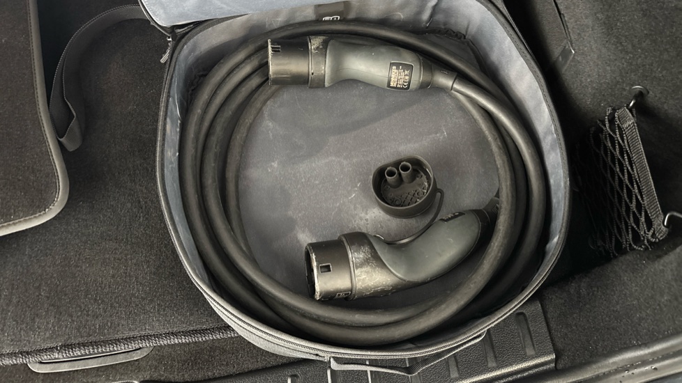 MERCEDES EQA Image 22