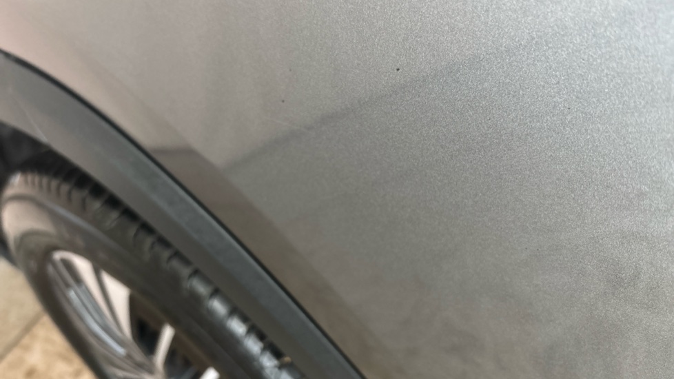 MERCEDES EQA scratches