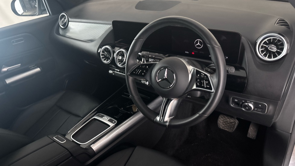MERCEDES EQA Image 9