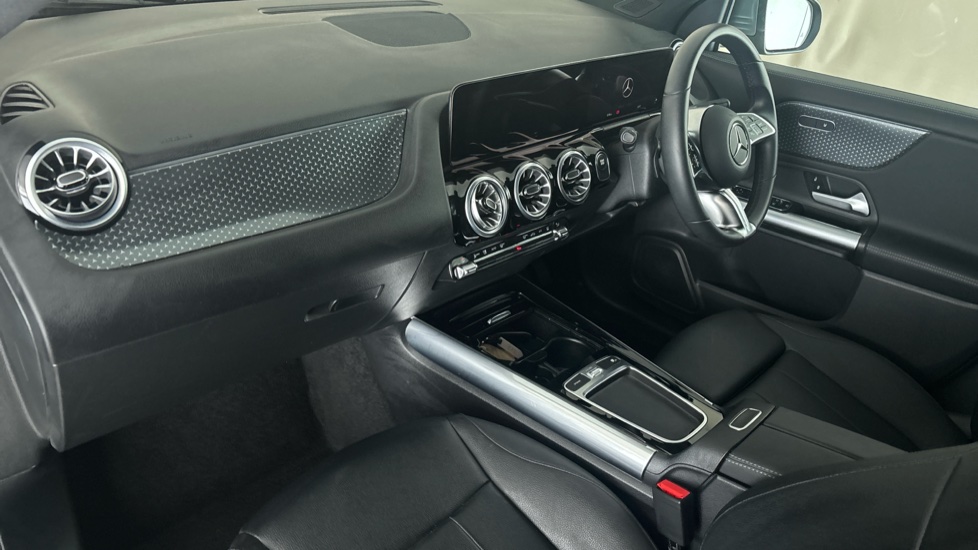 MERCEDES EQA Image 10