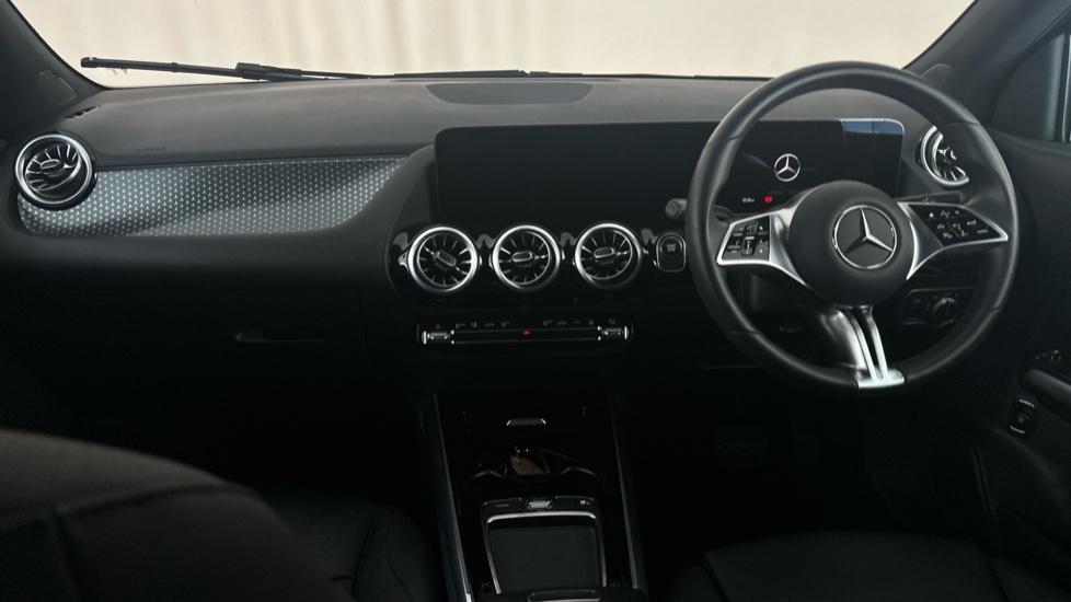 MERCEDES EQA Image 11