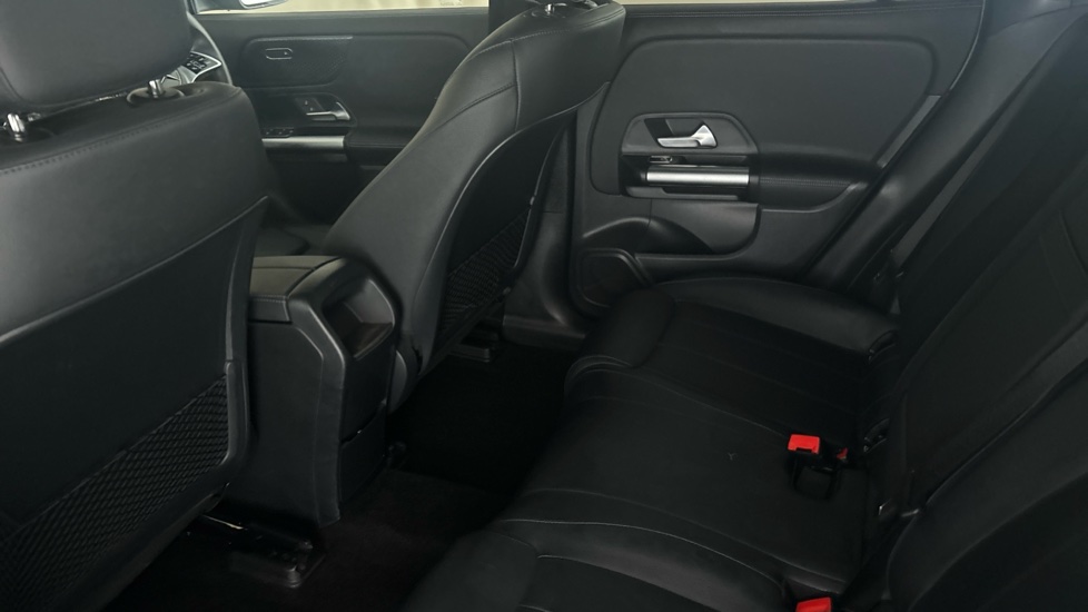 MERCEDES EQA Image 14