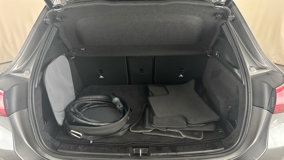 MERCEDES EQA Image 15