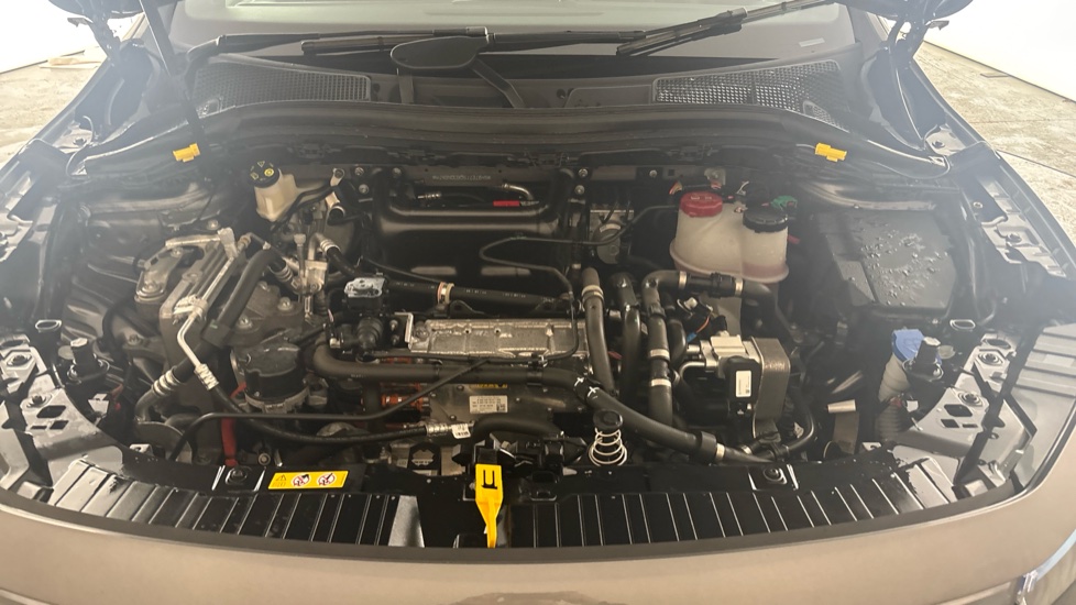 MERCEDES EQA Image 16