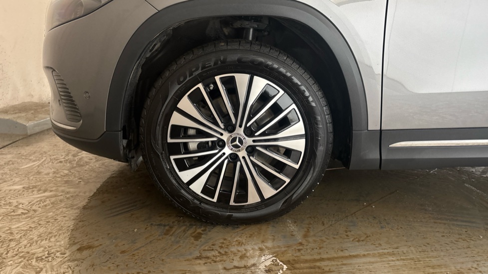 MERCEDES EQA Image 17