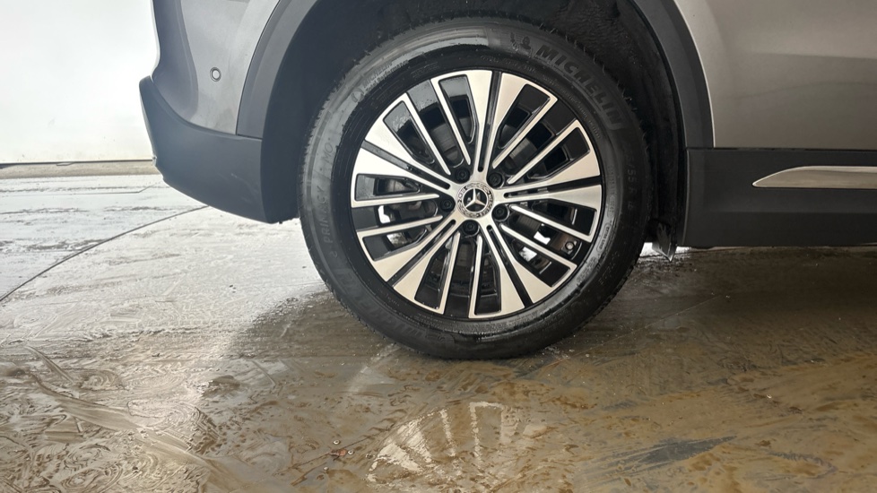 MERCEDES EQA Image 19
