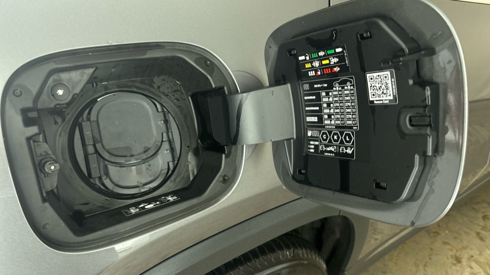 MERCEDES EQA Image 21