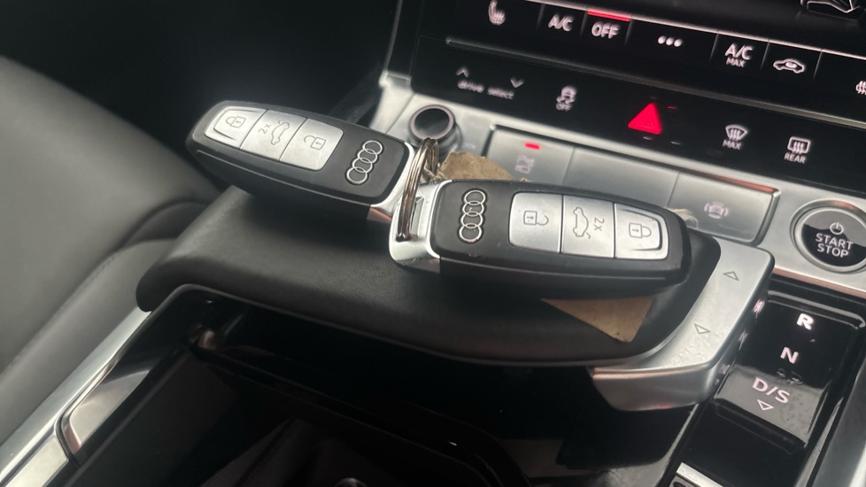 AUDI Q8 2 keys