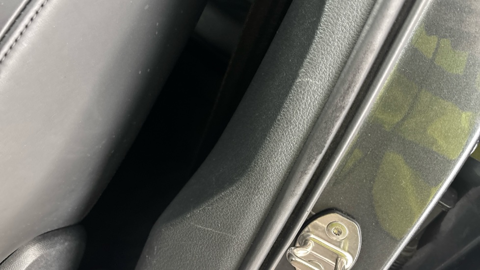 AUDI E-TRON scratches