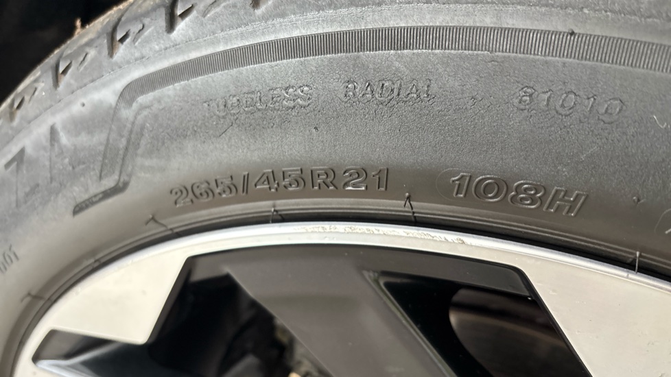 AUDI E-TRON scuff