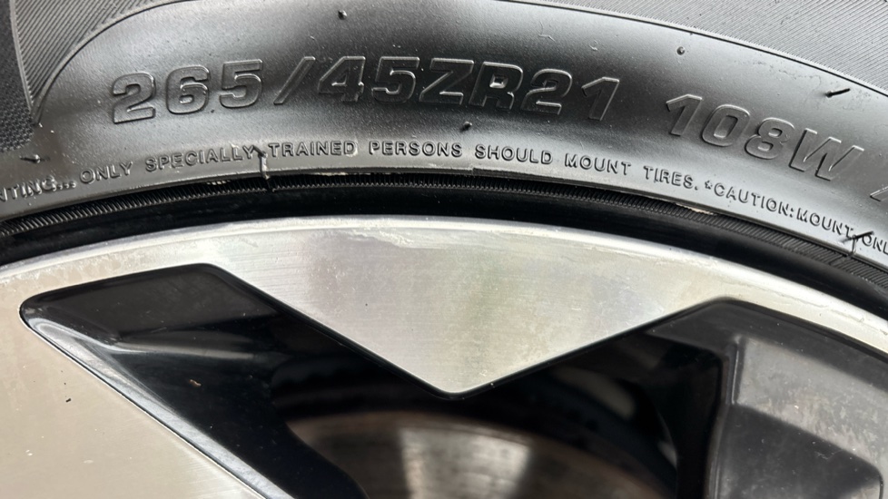 AUDI E-TRON scuff