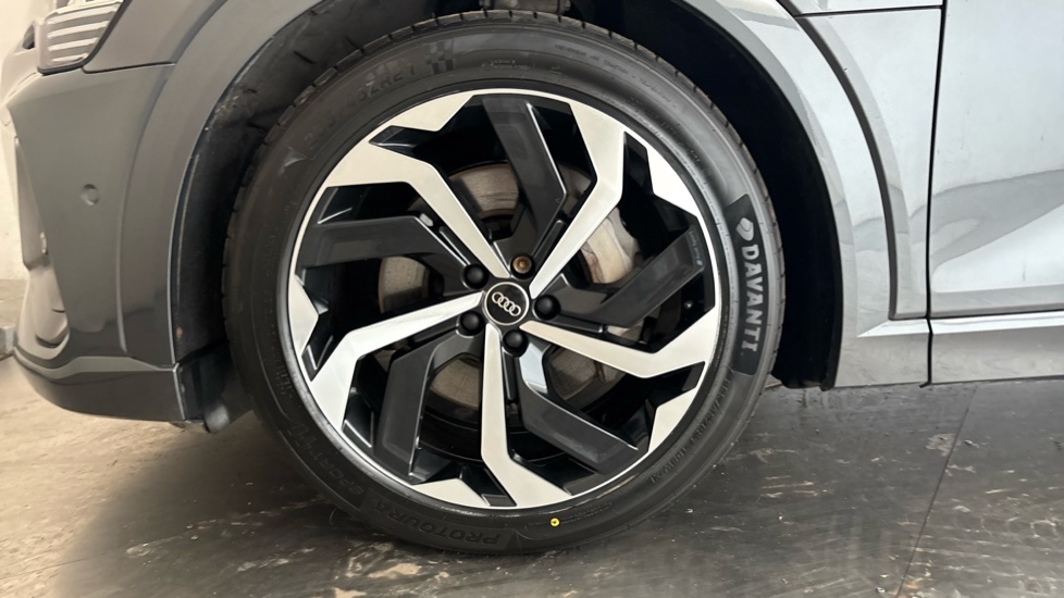 AUDI E-TRON Image 17