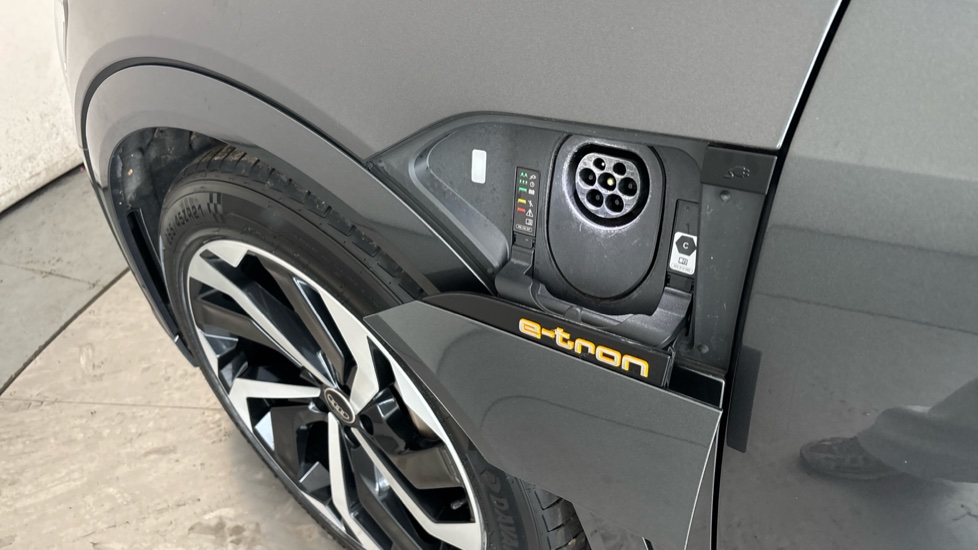 AUDI E-TRON Image 21