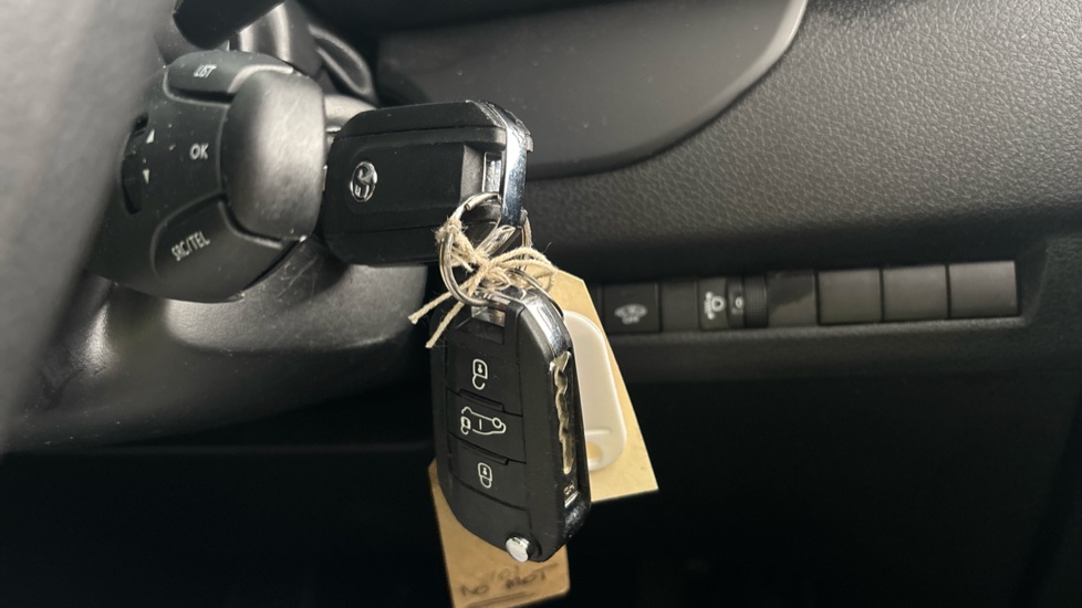 VAUXHALL VIVARO-E LIFE two keys