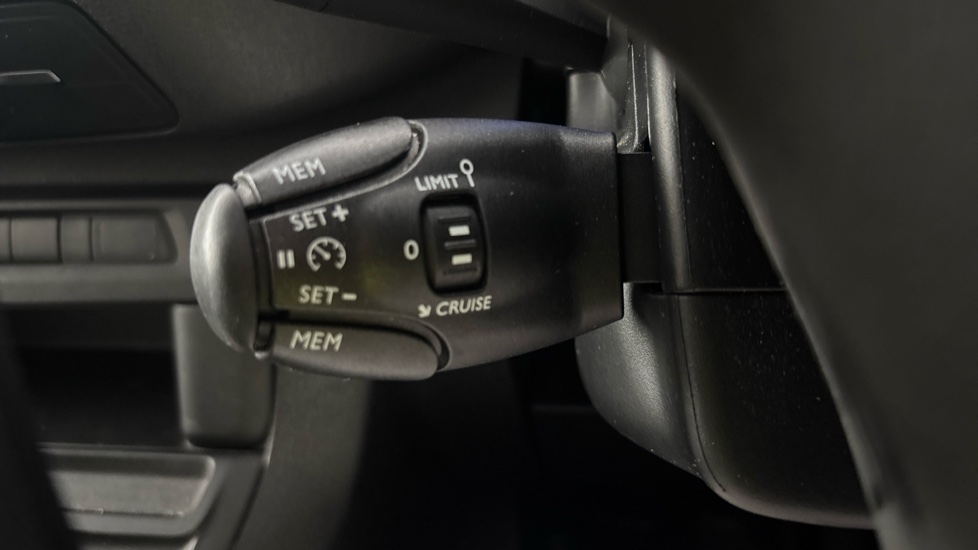 VAUXHALL VIVARO-E LIFE cruise control