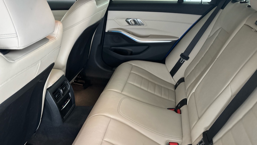 BMW 3 SERIES Image 14