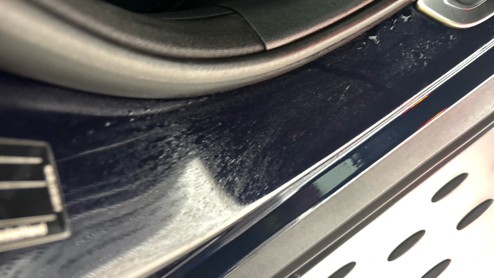 MERCEDES EQC dent