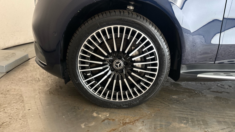 MERCEDES EQC Image 17