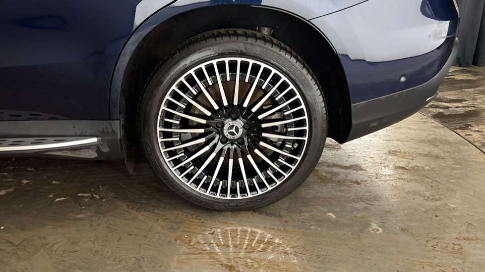 MERCEDES EQC Image 18