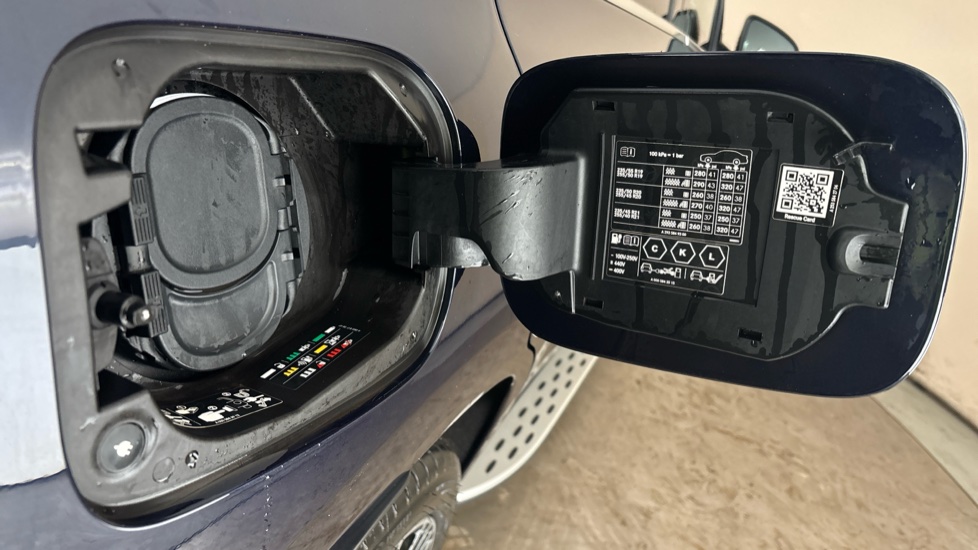 MERCEDES EQC Image 21