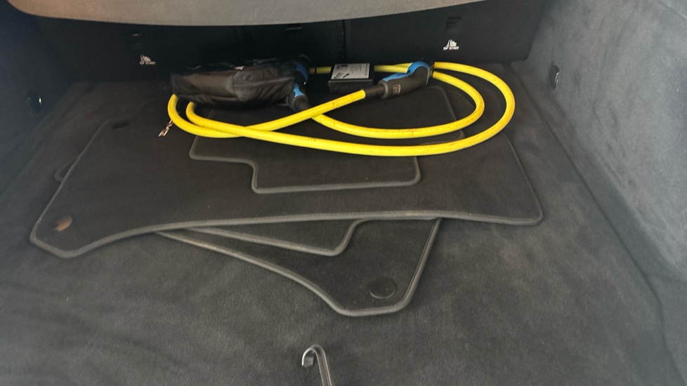 MERCEDES EQC Image 22