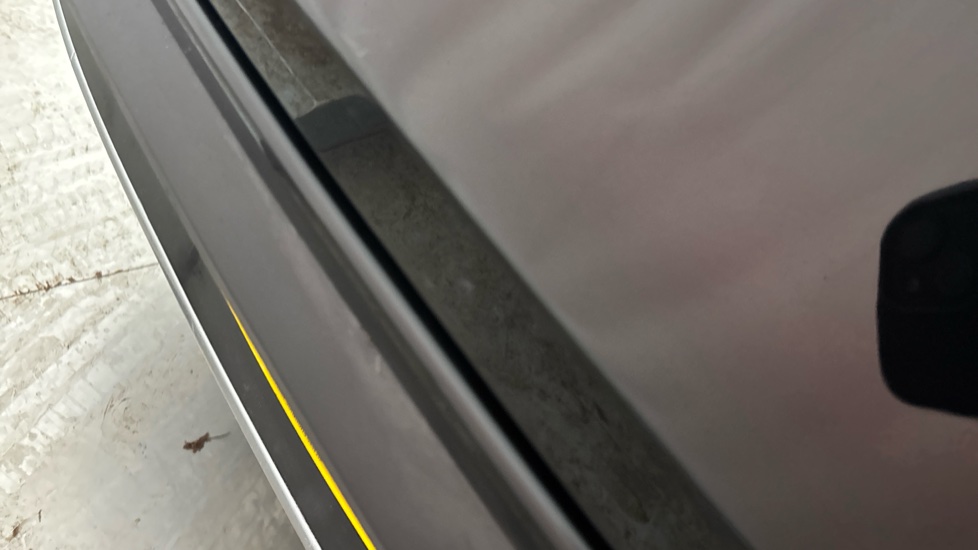 MERCEDES EQC scratches