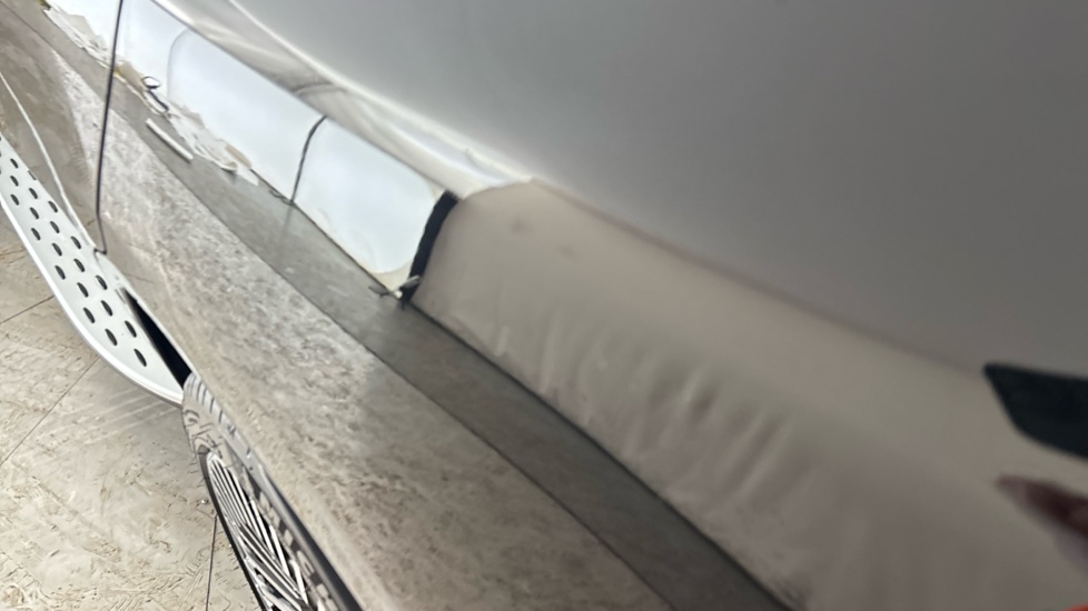 MERCEDES EQC dent