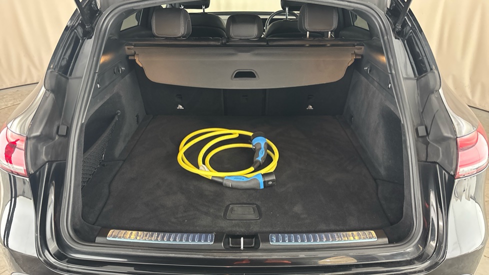 MERCEDES EQC Image 15