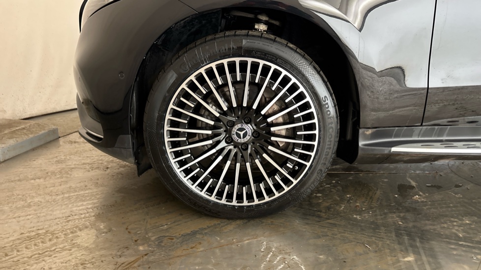 MERCEDES EQC Image 17