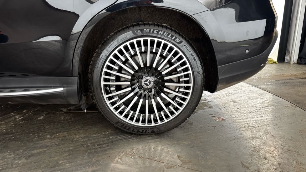 MERCEDES EQC Image 18