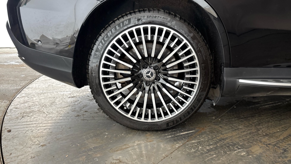 MERCEDES EQC Image 19