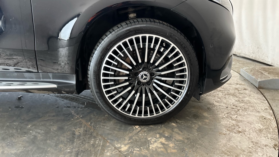 MERCEDES EQC Image 20