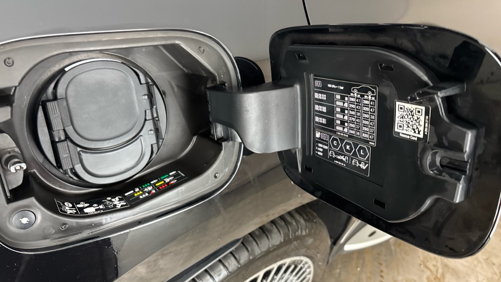 MERCEDES EQC Image 21