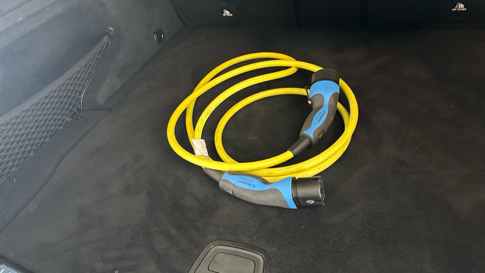 MERCEDES EQC Image 22