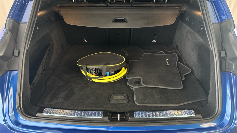 MERCEDES EQC Image 15