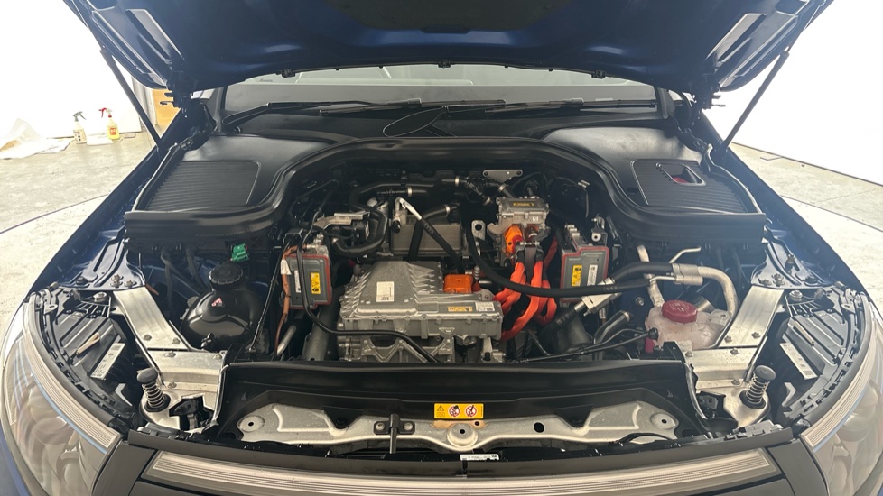 MERCEDES EQC Image 16