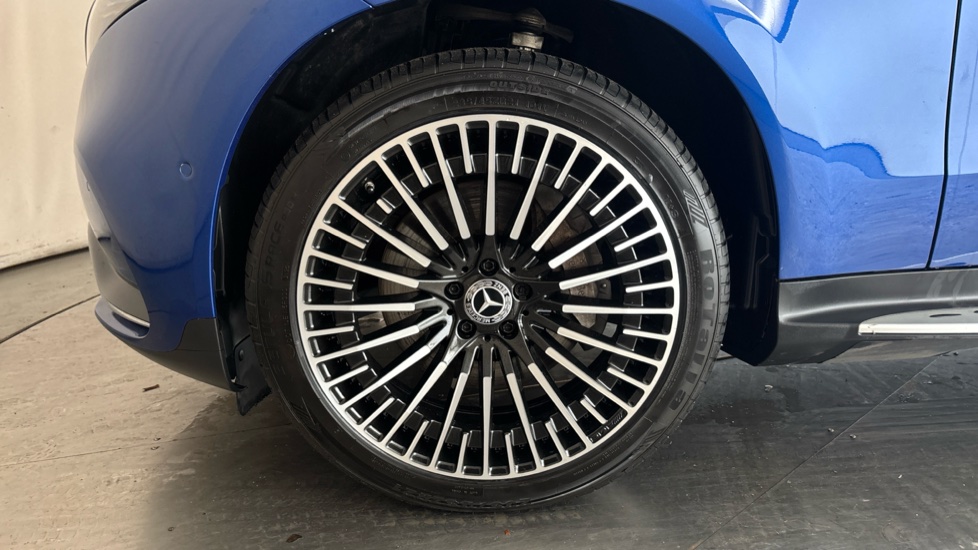 MERCEDES EQC Image 17