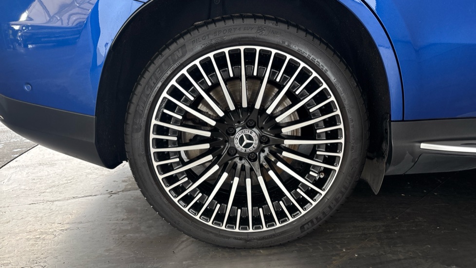 MERCEDES EQC Image 19