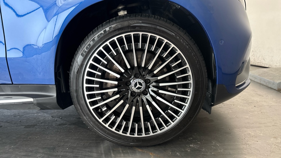 MERCEDES EQC Image 20