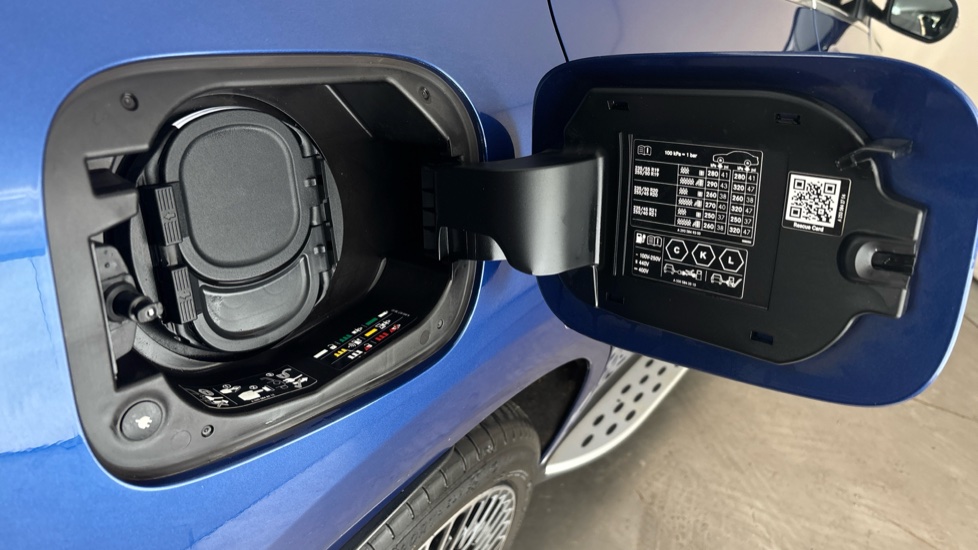 MERCEDES EQC Image 21