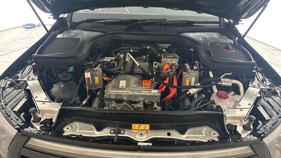 MERCEDES EQC Image 16