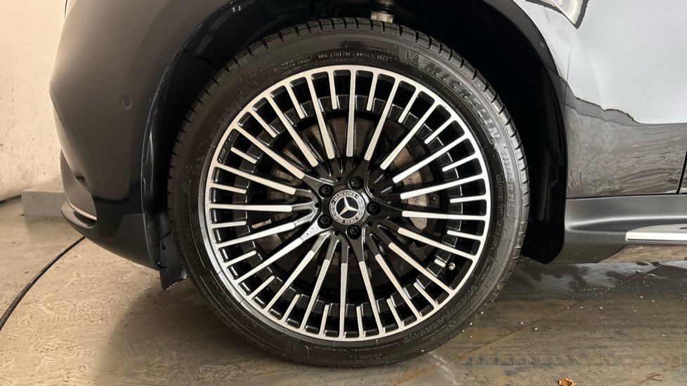 MERCEDES EQC Image 17
