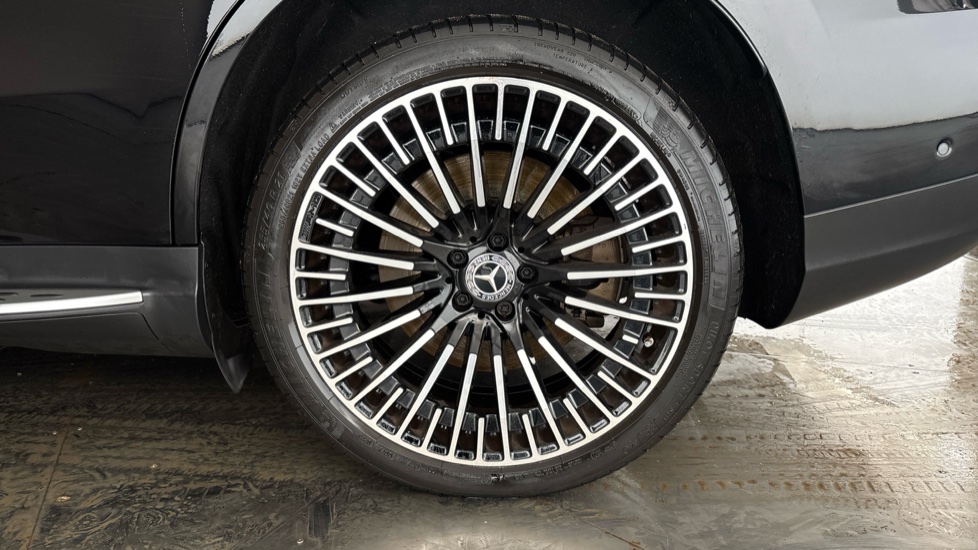 MERCEDES EQC Image 18