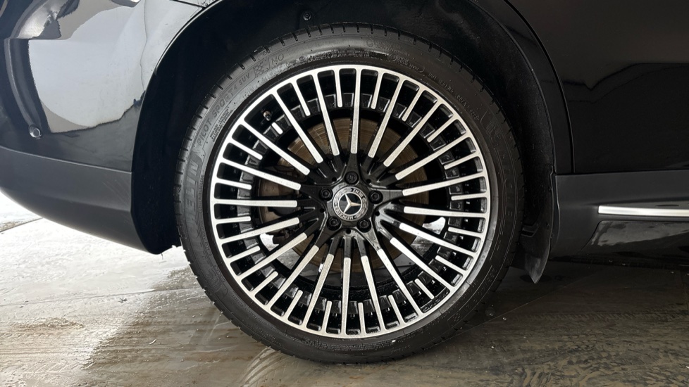 MERCEDES EQC Image 19