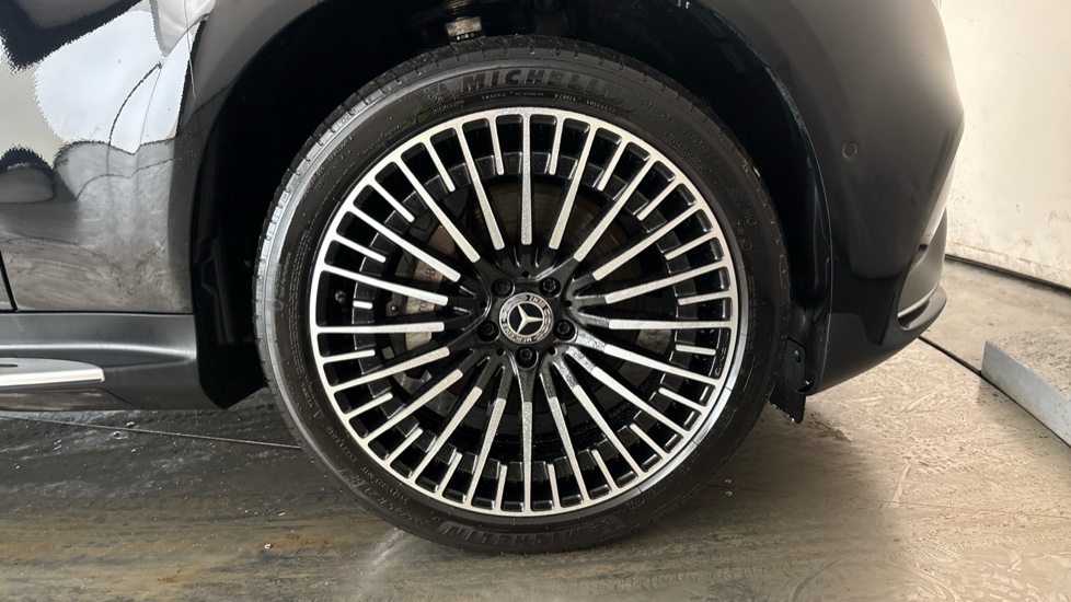 MERCEDES EQC Image 20