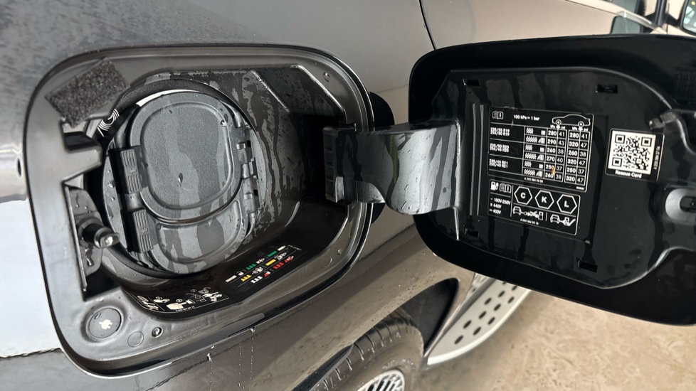 MERCEDES EQC Image 21